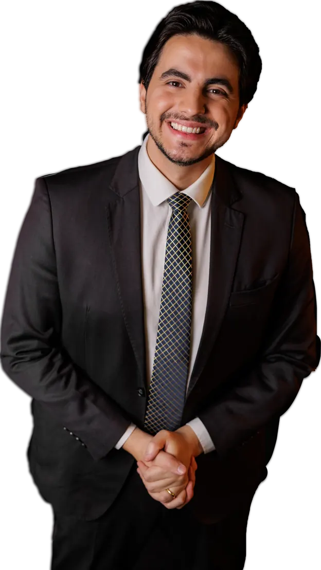 Rodrigo Marcial sorrindo e olhando para a câmera, recortado sobre fundo transparente.