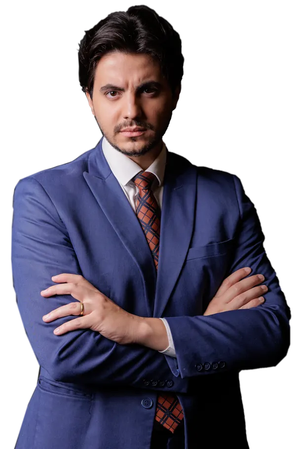 Rodrigo Marcial de terno, braços cruzados, expressão séria, recortado sobre fundo transparente.